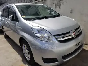Toyota ISIS 2016 Silver