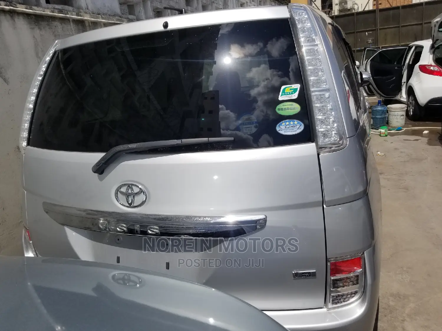Toyota ISIS 2016 Silver