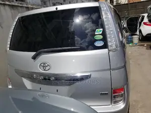 Toyota ISIS 2016 Silver