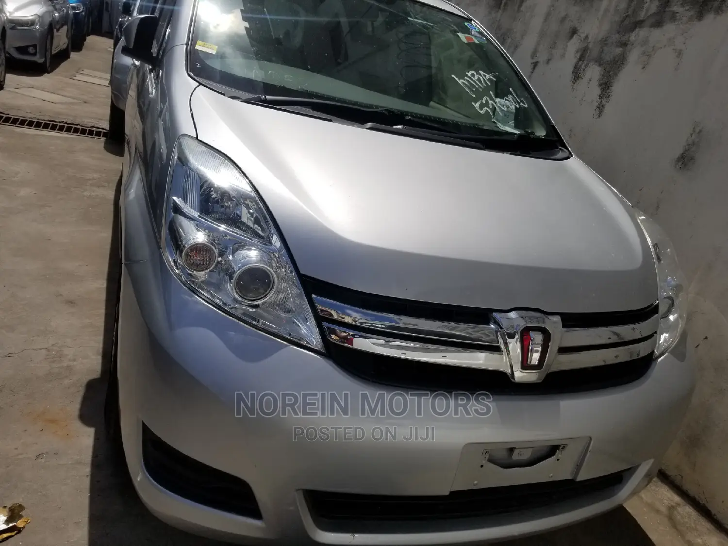 Toyota ISIS 2016 Silver