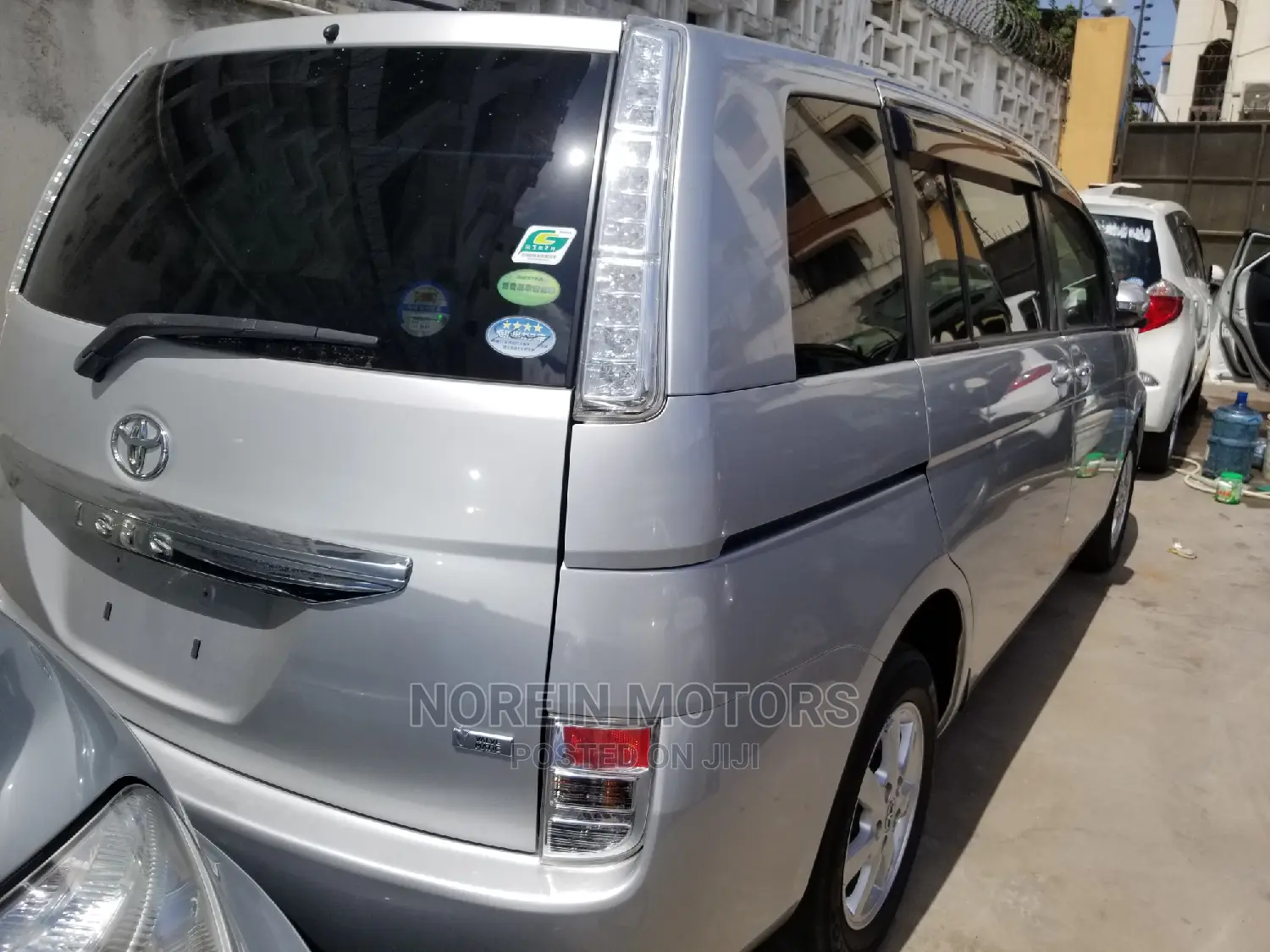 Toyota ISIS 2016 Silver