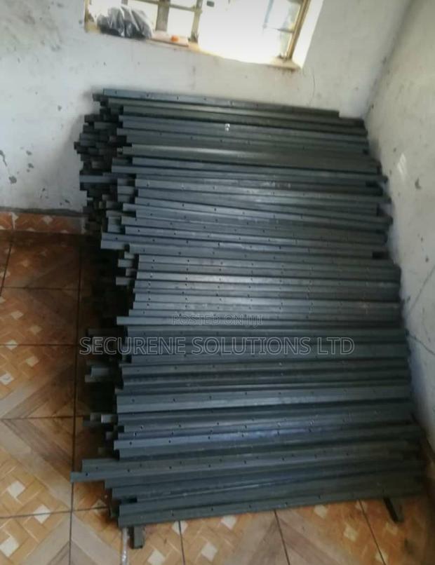Strainer Poles Electric Fence - main view