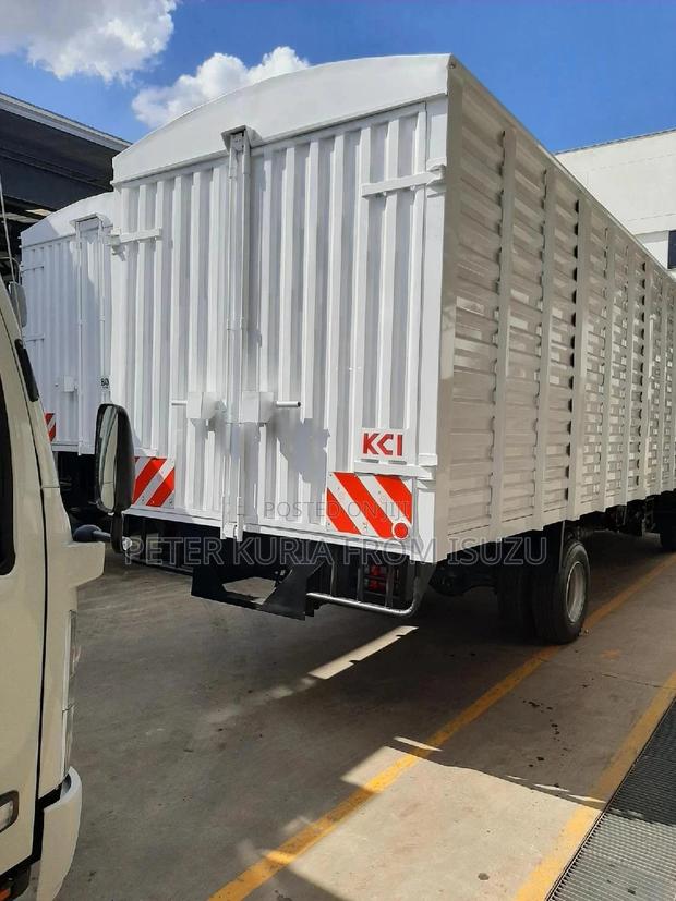 Isuzu FVZ 26 Tonnes Enclosed Body - thumbnail 5