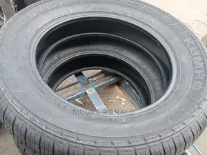 235/60r18 Kumho Tyre Made in Korea (Colus Kl 21)