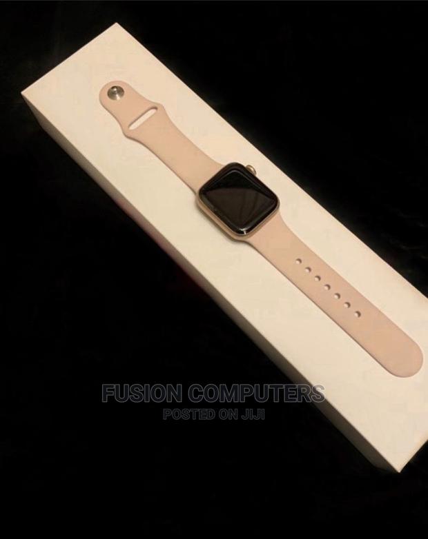 Apple Watch SE 40mm - main view