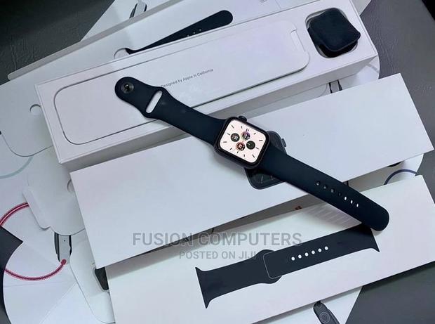 Apple Watch SE 44MM - main view