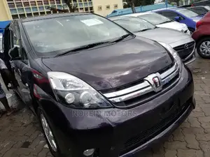 Toyota ISIS 2014 Purple