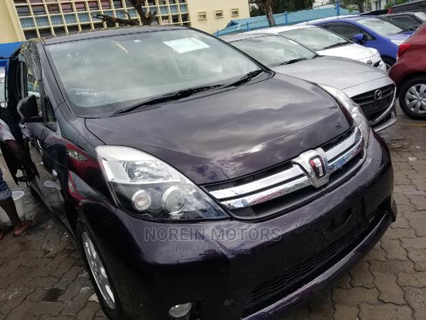 Toyota ISIS 2014 Purple