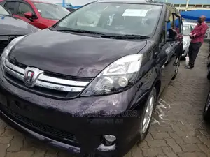 Toyota ISIS 2014 Purple