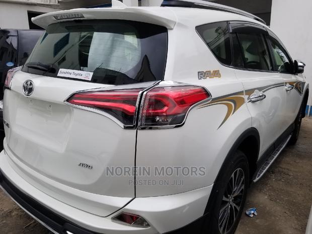 Toyota RAV4 2015 White - thumbnail 3
