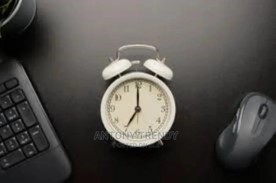 {Loud Alarm for Deep Sleepers} 4'' Twin Bell Alarm Clock Wi