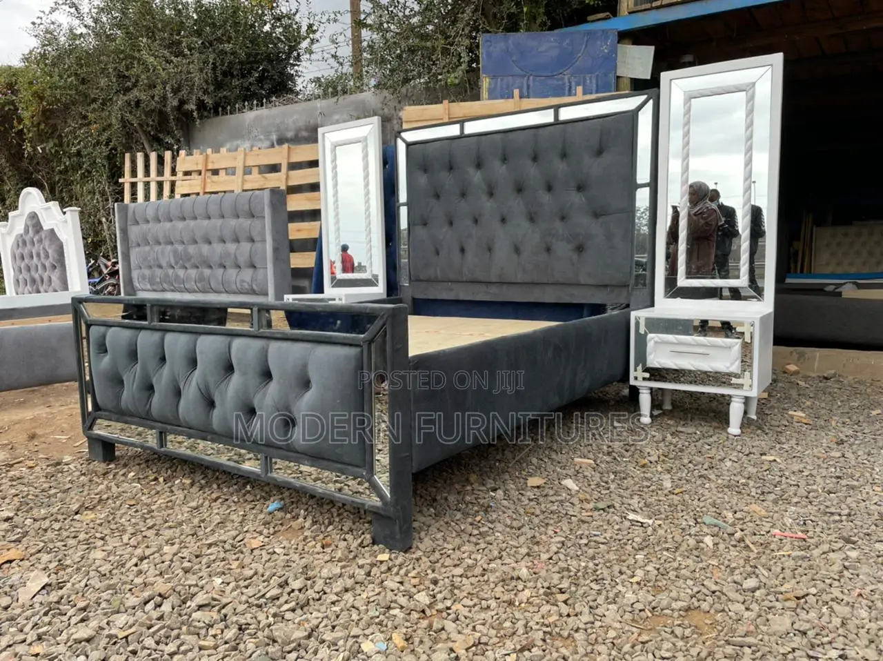 5/6 Bed With Mirrors