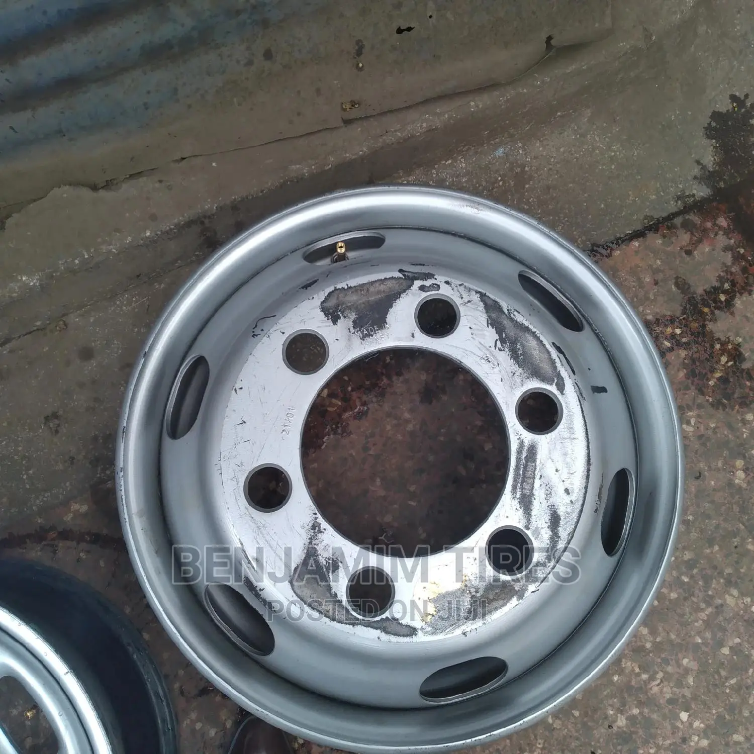 Original Rim Size 17.5 for Tubeless.