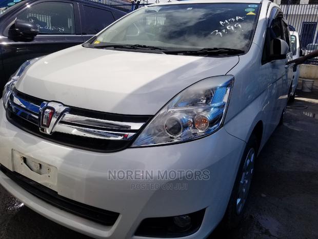 Toyota ISIS 2014 Pearl - main view