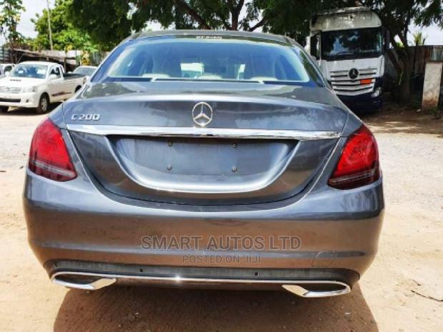 Mercedes-Benz C200 2018 Gray - thumbnail 2