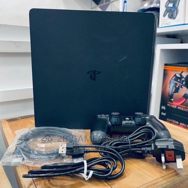 Black Playstation 4 Slim