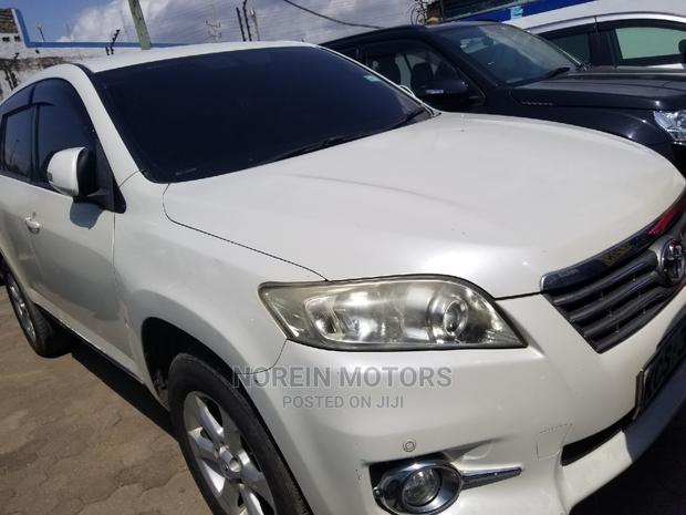 Toyota Vanguard 2012 Pearl - main view