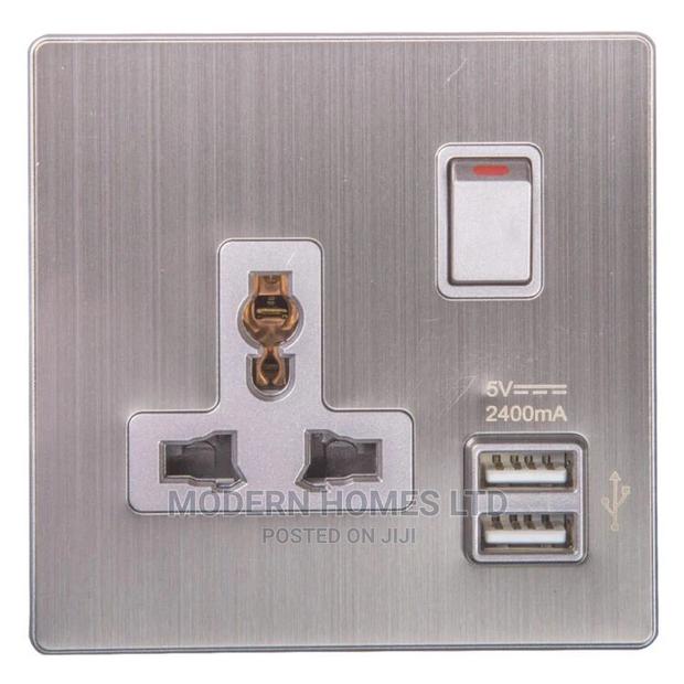1 Gang Switched Universal Socket With 2 USB Ports;13A,250V