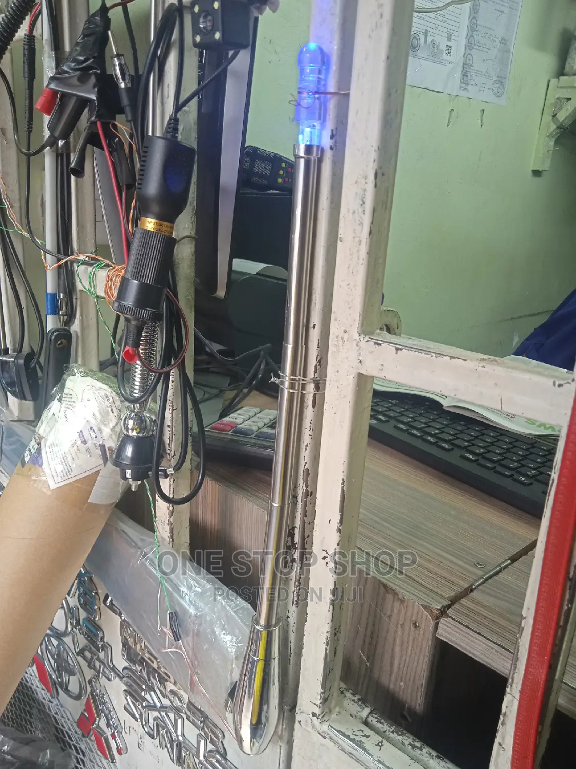 Universal Car Fm Antennae With Blue Lighting
