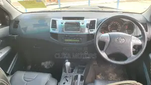 Toyota Hilux 2016 Black