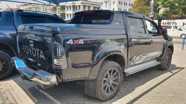 Toyota Hilux 2016 Black - thumbnail 5