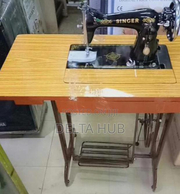 Singer Sewing Machine - main view