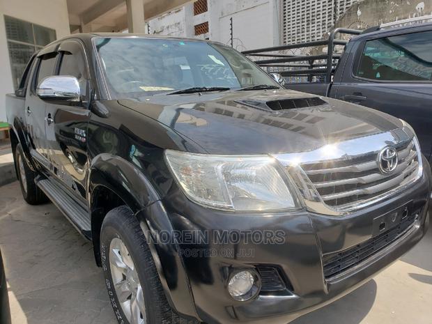 Toyota Hilux 2014 Black - thumbnail 2