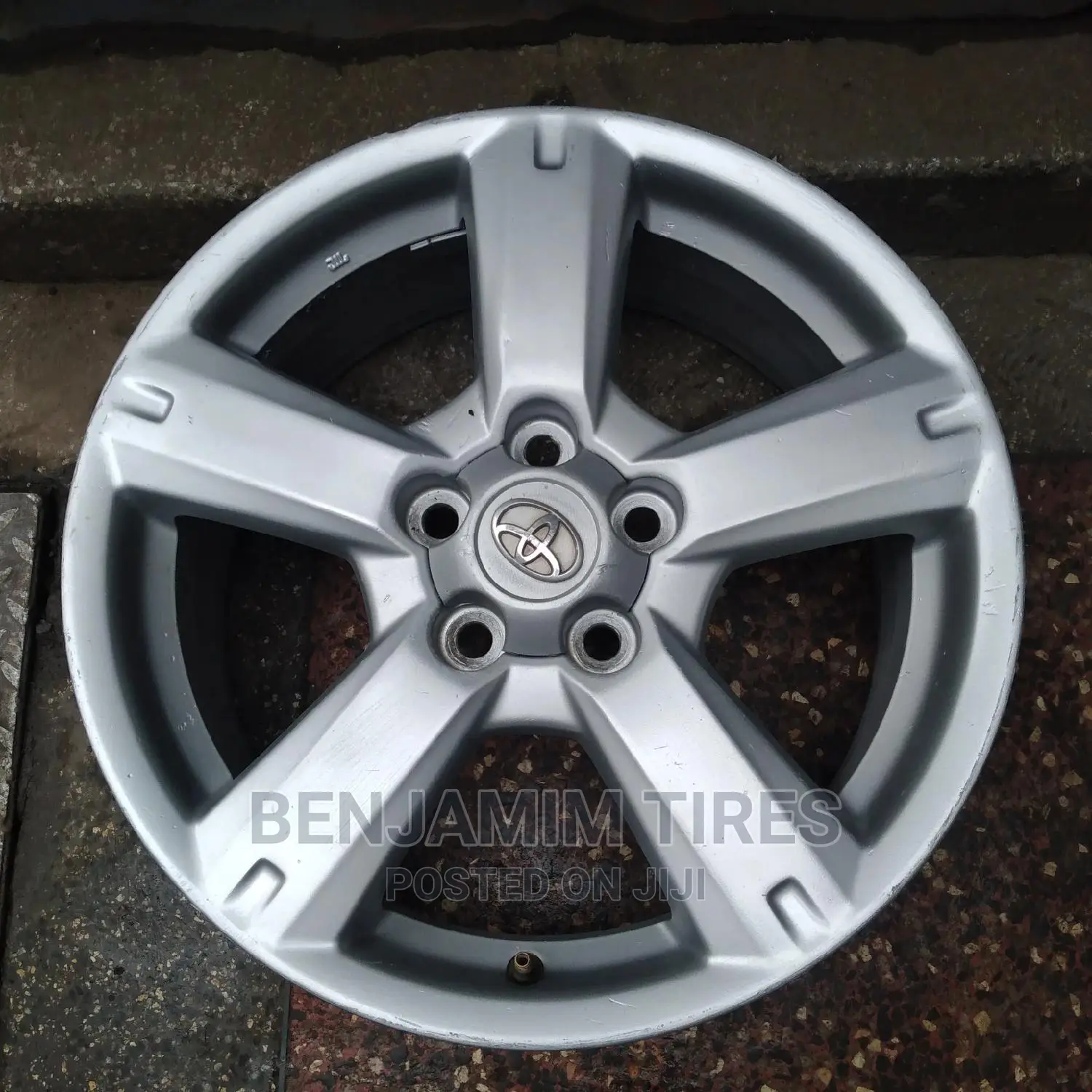 Original Rim Size 17 Inch for Rav 4.