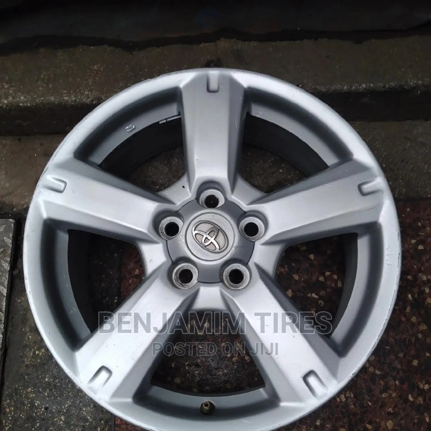Original Rim Size 17 Inch for Rav 4.