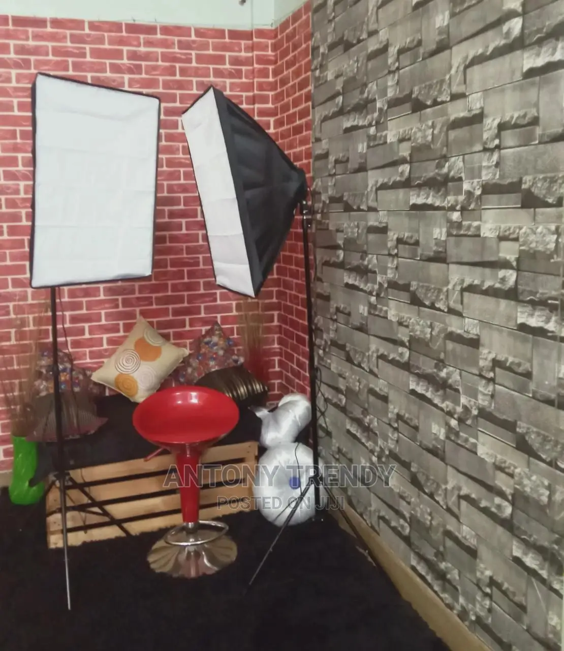 Pair of Photography Studio Lights With Stands and 8bulbs
