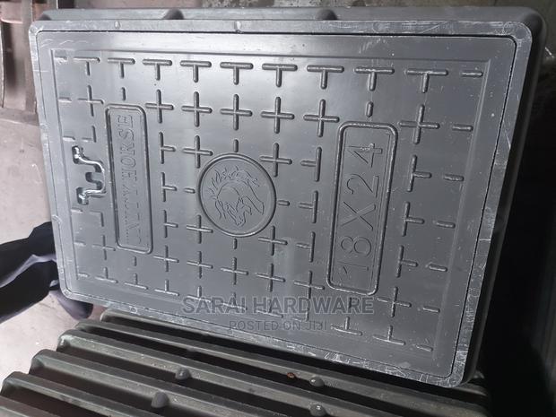 18×24 Manhole Cover - main view