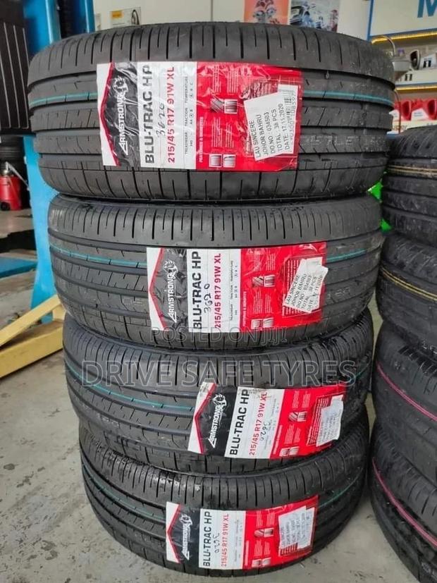 215/45 R17 Armstrong Tyre Made in China