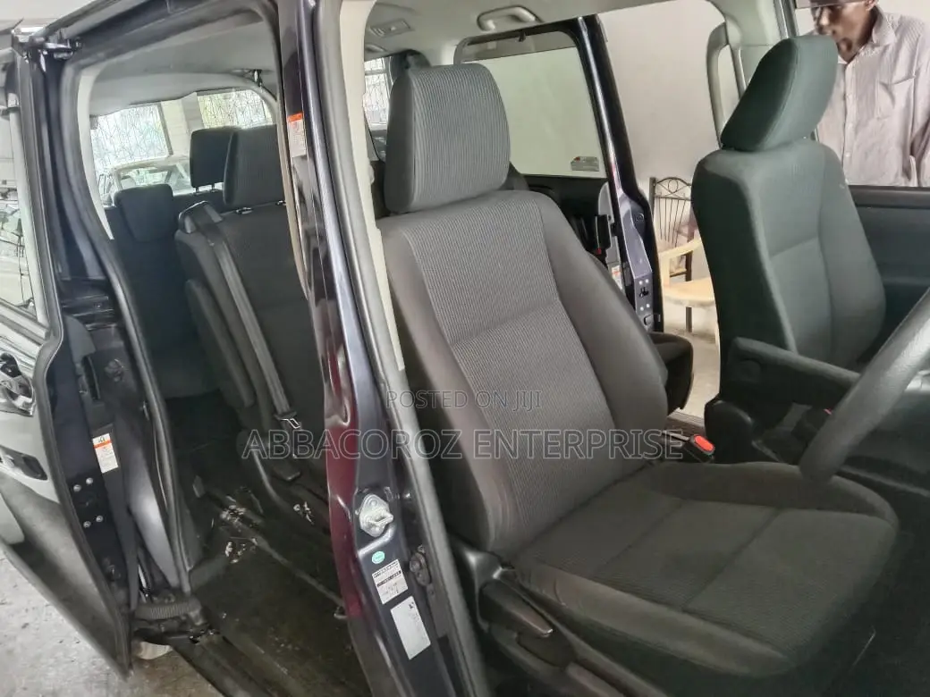 Toyota Voxy 2015 Purple