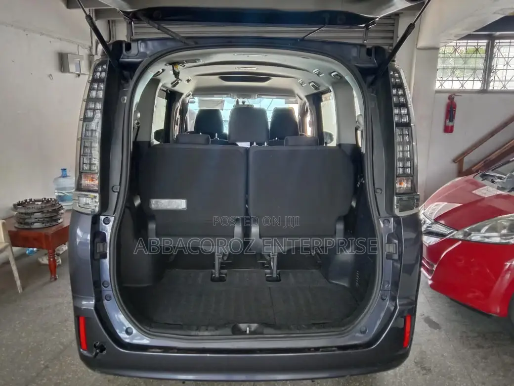 Toyota Voxy 2015 Purple