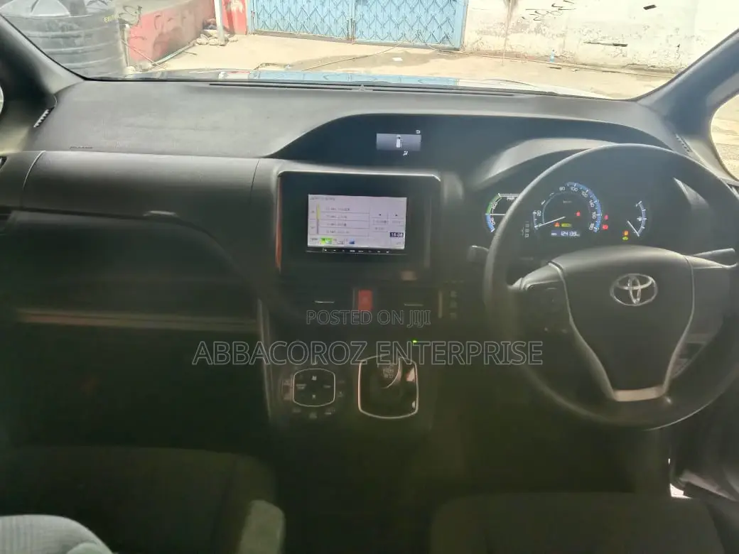 Toyota Voxy 2015 Purple