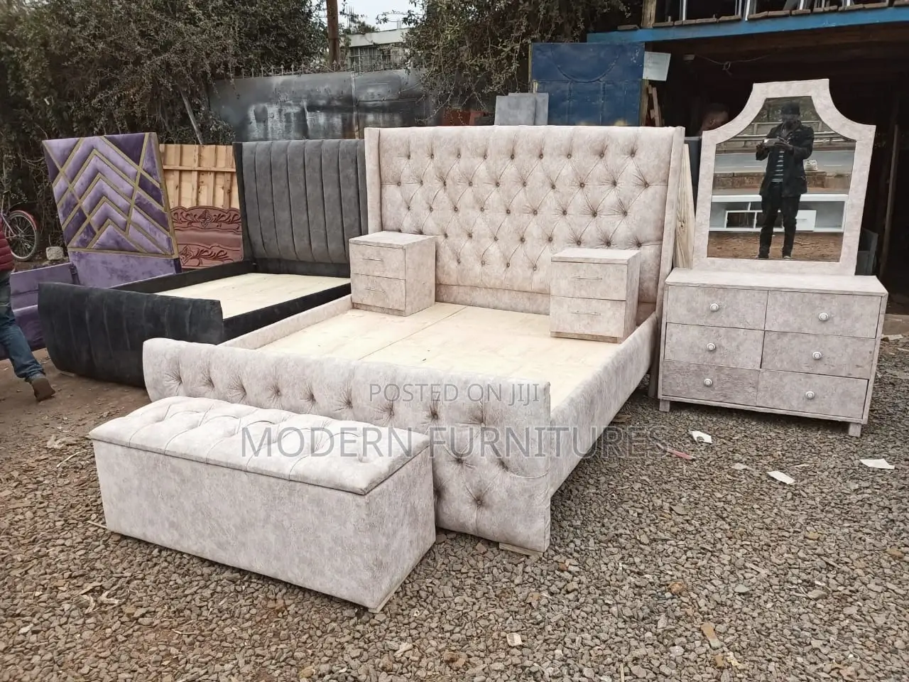6/6 Bed/Dressingmirror/Ottonman/ Side Drawers