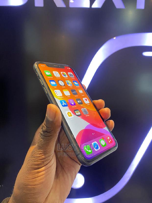 Apple iPhone 11 64 GB Black - main view