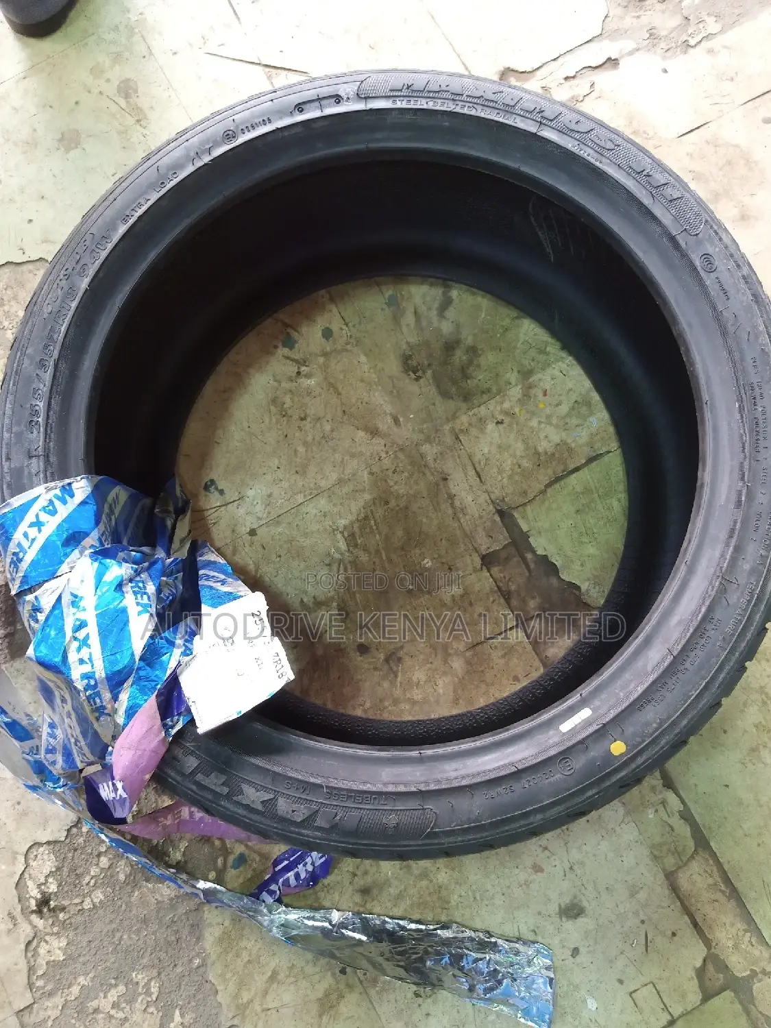 255/35r18 Maxtrek 94W