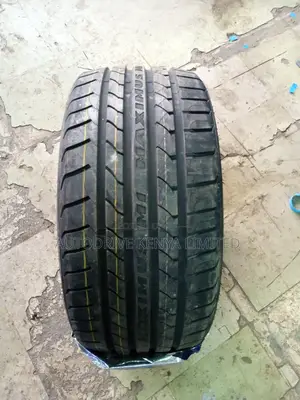 255/35r18 Maxtrek 94W
