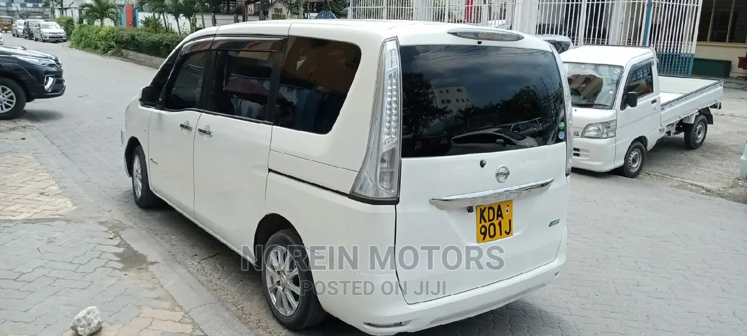 Nissan Serena 2013 Silver