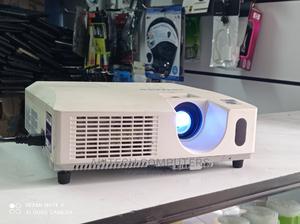 Hitachi Project 4000 Lumens - thumbnail 2