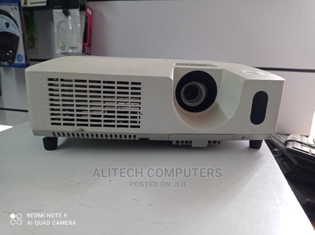 Hitachi Project 4000 Lumens - thumbnail 7