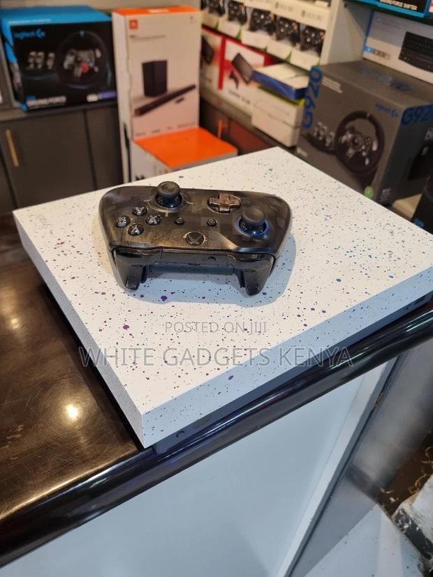 Xbox One X 1tb 4k - main view