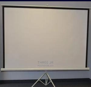 The Portable Projection Screen Is Easy to Move and Set Up - thumbnail 2