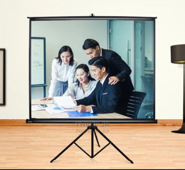 The Portable Projection Screen Is Easy to Move and Set Up - thumbnail 3