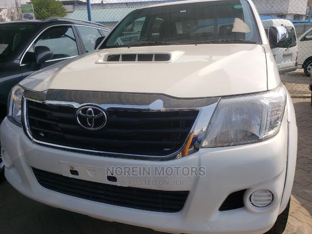 Toyota Hilux 2014 White - main view