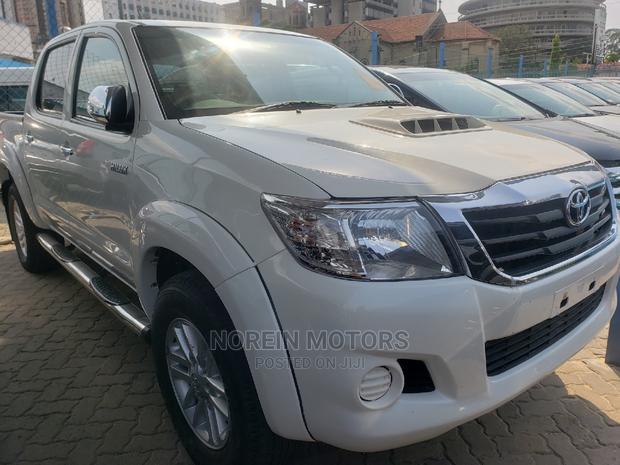 Toyota Hilux 2014 White - thumbnail 2