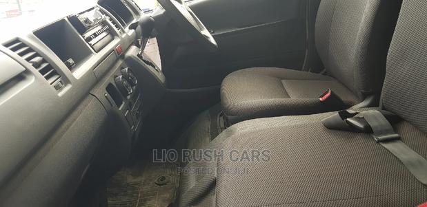 Toyota HiAce 2012 White - thumbnail 4