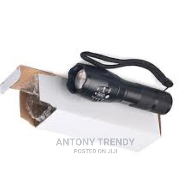 1600 Lumens Cree/Xm-T6 3 Modes Aluminum Zoomable T6 LED Fla