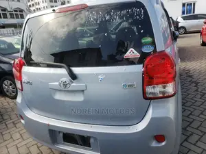 Toyota Porte 2015 Silver